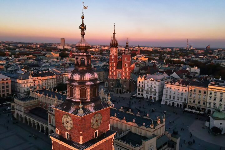 Panorama Krakowa z wieżą ratuszową i zabytkową zabudową