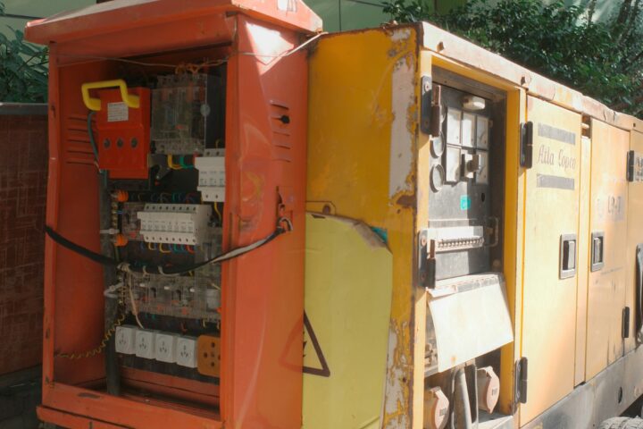Przemysłowy agregat prądotwórczy z otwartą szafą elektryczną