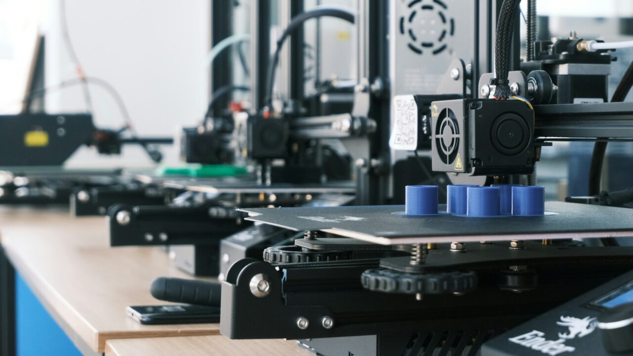 Rząd drukarek 3D wytwarzających elementy z tworzywa sztucznego
