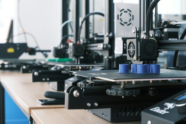 Rząd drukarek 3D wytwarzających elementy z tworzywa sztucznego
