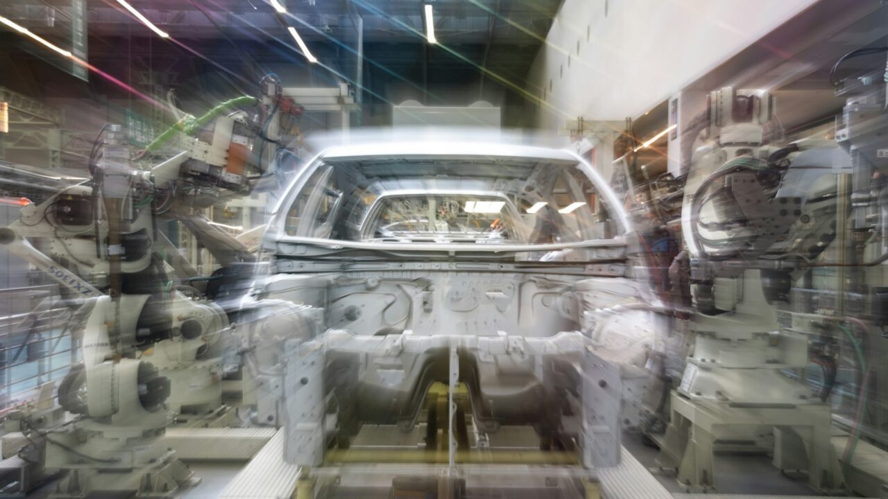 Zautomatyzowana linia montażowa z robotami przemysłowymi w fabryce