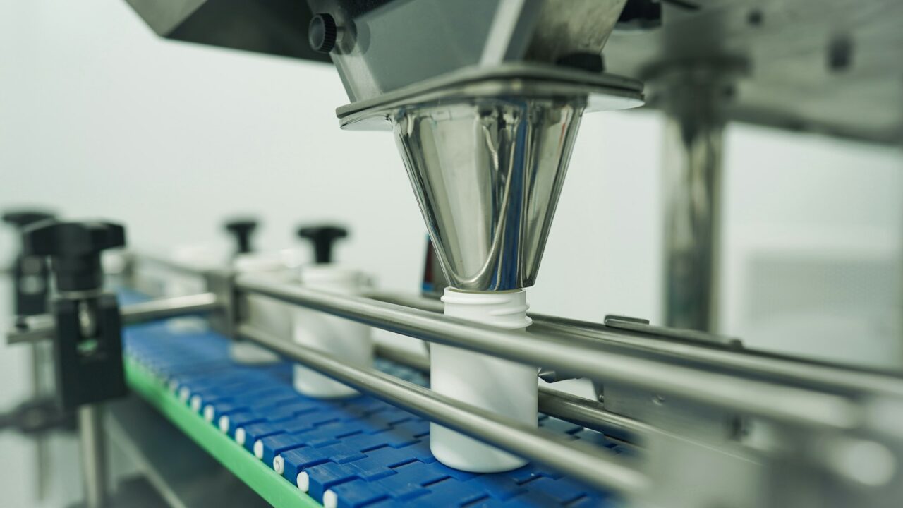 Zautomatyzowana linia rozlewnicza napełniająca butelki w zakładzie
