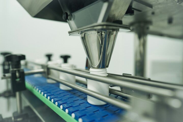 Zautomatyzowana linia rozlewnicza napełniająca butelki w zakładzie